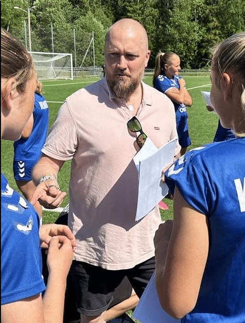 Mental trener Ole Christian Sandvoll med fotballspillere på treningsfeltet